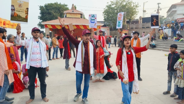 अस्सीघाट पर नुक्कड़ नाटक