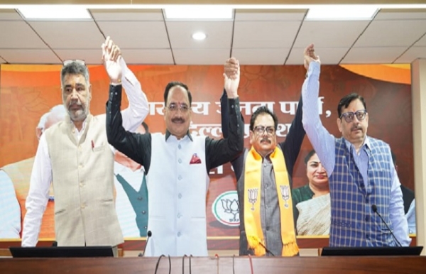 भाजपा दिल्ली प्रदेश अध्यक्ष वीरेंद्र सचदेवा आआपा विधायक को पार्टी में शामिल करते हुए।