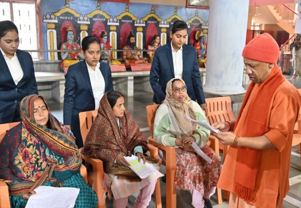 जनता दर्शन के दौरान लोगों की समस्याएं सुनते मुख्यमंत्री योगी जनता दर्शन के दौरान लोगों की समस्याएं सुनते मुख्यमंत्री योगी