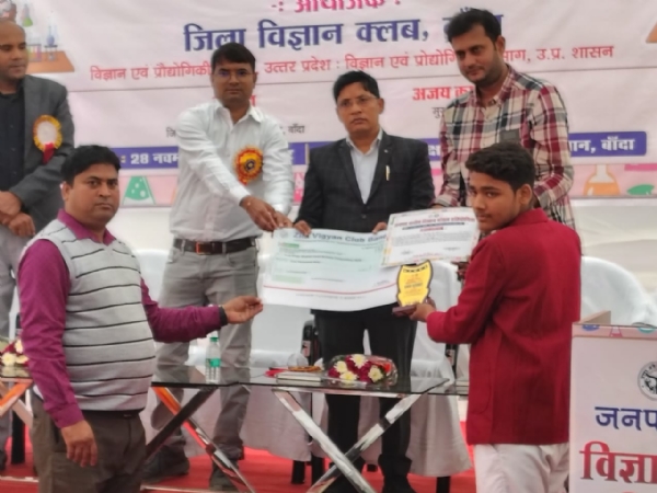 छात्र को पुरस्कृत करते हुए