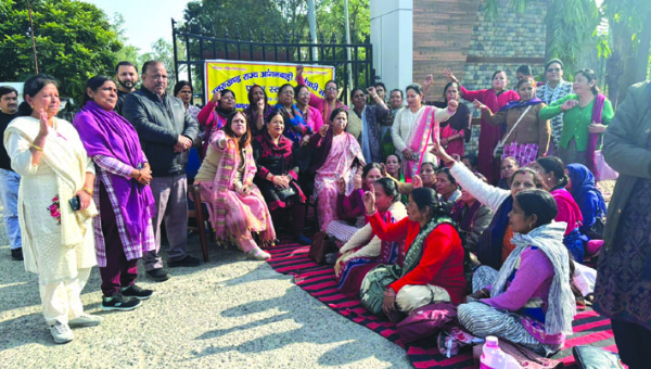 धरने में समर्थन में बैठी कांग्रेस नेत्री धरने में समर्थन में बैठी कांग्रेस नेत्री