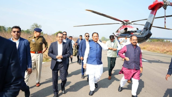 रूमगरा हवाई पट्टी में मुख्यमंत्री, उपमुख्यमंत्री और वित्त मंत्री का कलेक्टर-एसपी ने किया स्वागत