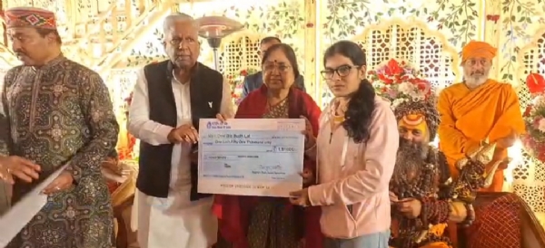 कन्याओं को चेक प्रदान करती बेबी रानी मौर्य