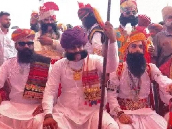 मूंछ प्रतियोगिता में अपनी मूंछों का प्रदर्शन करते प्रतिभागी