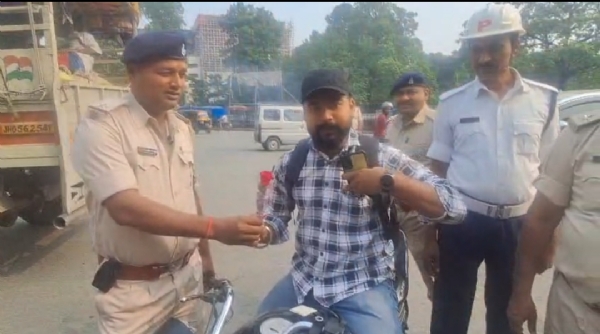 यातायात पुलिस की वाहन चेकिंग यातायात पुलिस की वाहन चेकिंग