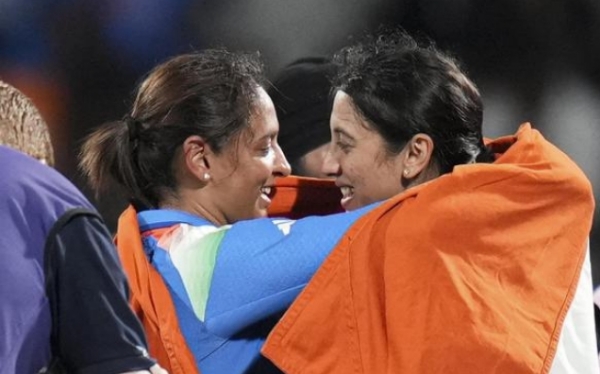 विश्व कप जीतने के बाद स्मृति मंधाना और हरमनप्रीत कौर विश्व कप जीतने के बाद स्मृति मंधाना और हरमनप्रीत कौर