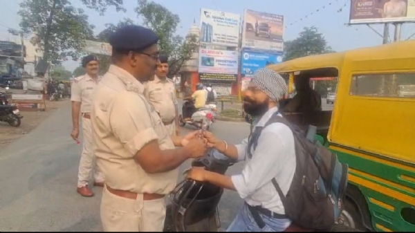 यातायात पुलिस की वाहन चेकिंग यातायात पुलिस की वाहन चेकिंग