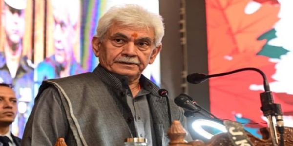 उपराज्यपालः सिन्हा किश्तवाडस्य चिशोती ग्रामे जलाप्लावनेन पीडितपरिवाराणां कृते नूतनगृहनिर्माणस्य आधारशिलां संस्थापितवान्।