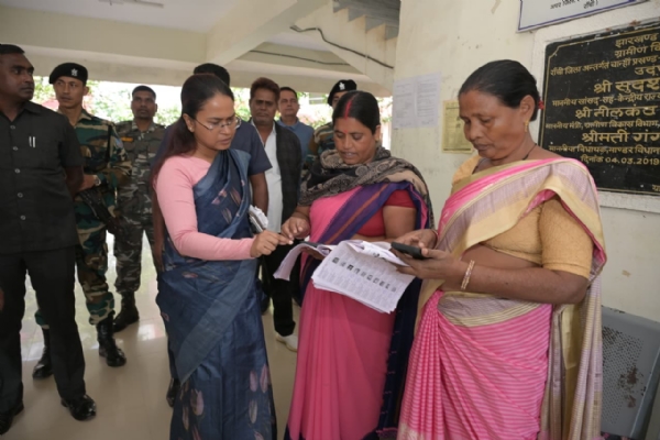 प्रखंड कार्यालय में मंत्री शिल्पी नेहा तिर्की