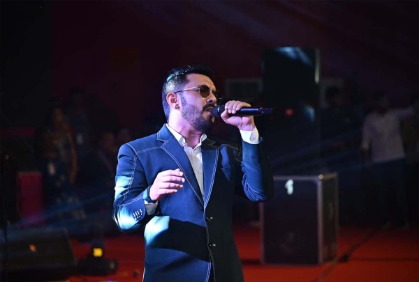 बॉलीवुड के पार्श्व गायक आदित्य नारायण अपनी प्रस्तुति देते बॉलीवुड के पार्श्व गायक आदित्य नारायण अपनी प्रस्तुति देते