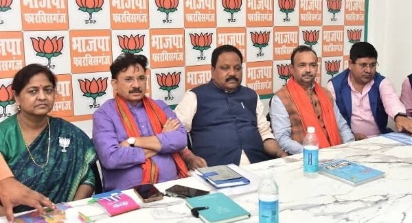 अररिया फोटो:भाजपा के सांसद और यूपी के मंत्री कार्यकर्ता के साथ संवाद करते अररिया फोटो:भाजपा के सांसद और यूपी के मंत्री कार्यकर्ता के साथ संवाद करते