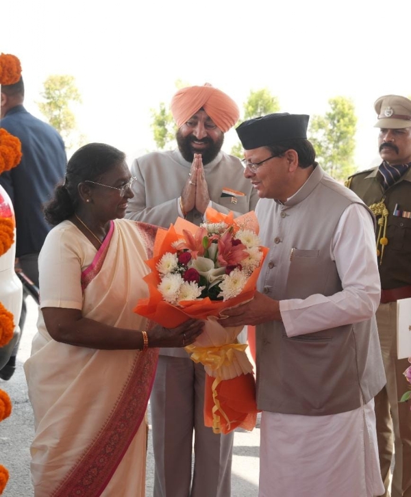 राष्ट्रपति का स्वागत करते राज्यपाल, विधानसभा अध्यक्ष, मुख्यमंत्री व नेता प्रतिपक्ष। राष्ट्रपति का स्वागत करते राज्यपाल, विधानसभा अध्यक्ष, मुख्यमंत्री व नेता प्रतिपक्ष।