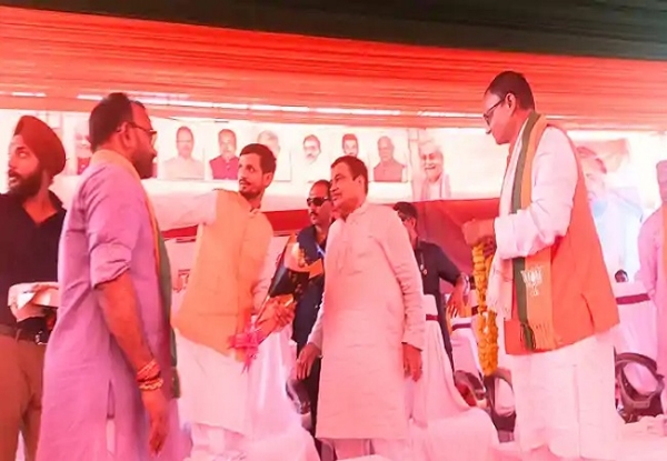 मंच पर नीतीन गडगडी मंच पर नीतीन गडगडी