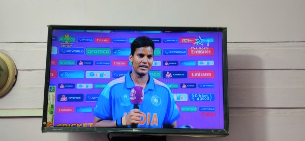 महिला क्रिकेट विश्व कप के फाइनल मैच में भारतीय टीम की जीत के बाद प्लेयर ऑफ टूर्नामेंट चुनी गई दीप्ति शर्मा।