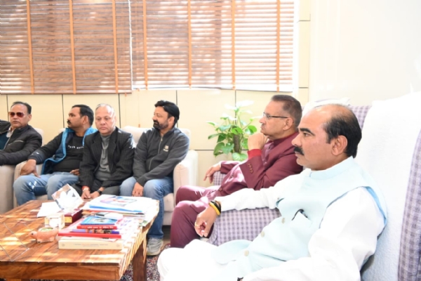 मन की बात के 128वें संस्करण को केंद्रीय राज्य मंत्री अजय टम्टा, पार्टी कार्यकर्ताओं के साथ सुनते कैबिनेट मंत्री गणेश जोशी।