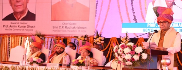 हरियाणा के राज्यपाल असीम घाेष एनआईटी कुरुक्षेत्र के कार्यक्रम काे संबाेधित करते हुए