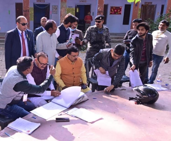 निरीक्षण करते डॉ बृजेश पाठक व अन्य का छायाचित्र निरीक्षण करते डॉ बृजेश पाठक व अन्य का छायाचित्र