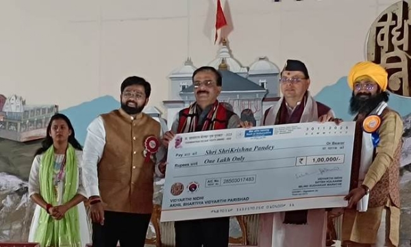 श्रीकृष्ण पाण्डेय काे पुरस्कार साैंपते मुख्यमंत्री पुष्कर सिंह धामी। श्रीकृष्ण पाण्डेय काे पुरस्कार साैंपते मुख्यमंत्री पुष्कर सिंह धामी।