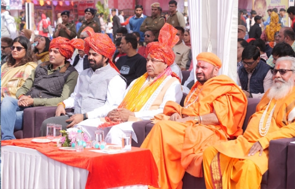 सोनीपत गीता महोत्सव  में मंच आसीन मुख्य वक्ता व मेहमान