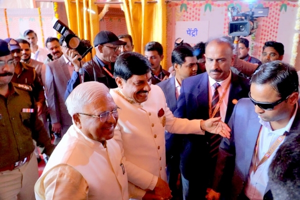 राज्यपाल मंगुभाई पटेल उज्जैन में सामूहिक विवाह समारोह में शामिल हुए राज्यपाल मंगुभाई पटेल उज्जैन में सामूहिक विवाह समारोह में शामिल हुए