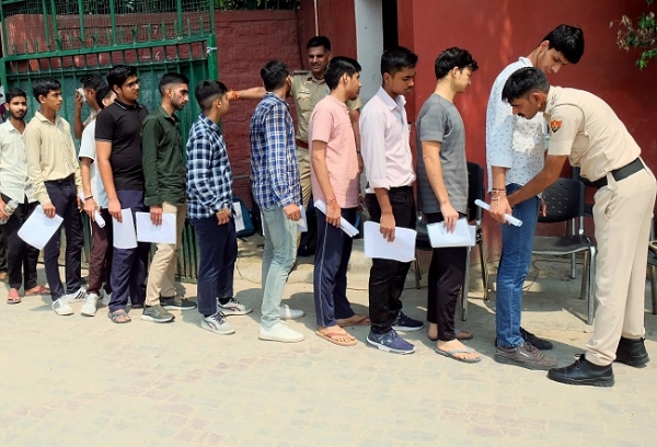 परीक्षा के लिए लाइन में लगे परीक्षार्थी (फाइल फोटो)