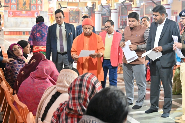 मुख्यमंत्री योगी आदित्यनाथ गोरखपुर में जनता दर्शन कार्यक्रम में लोगों से मुलाकात कर उनकी समस्याएं सुनते हुए। मुख्यमंत्री योगी आदित्यनाथ गोरखपुर में जनता दर्शन कार्यक्रम में लोगों से मुलाकात कर उनकी समस्याएं सुनते हुए।