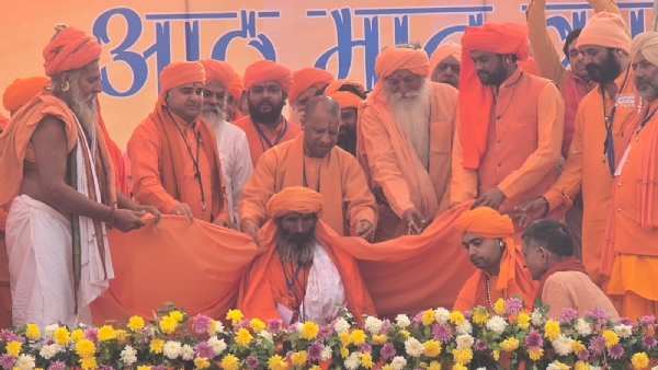 नाथ संप्रदाय के झज्जर जिला के कबलाना स्थित आश्रम के प्रमुख संत को आश्रम के जिम्मेदारी आधिकारिक रूप से सौंपते योगी आदित्यनाथ और अन्य संत महंत। नाथ संप्रदाय के झज्जर जिला के कबलाना स्थित आश्रम के प्रमुख संत को आश्रम के जिम्मेदारी आधिकारिक रूप से सौंपते योगी आदित्यनाथ और अन्य संत महंत।