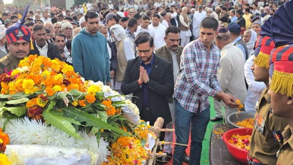 सभी ने नम आंखों से भारत माता के वीर सपूत को दी आखिरी सलामी सभी ने नम आंखों से भारत माता के वीर सपूत को दी आखिरी सलामी