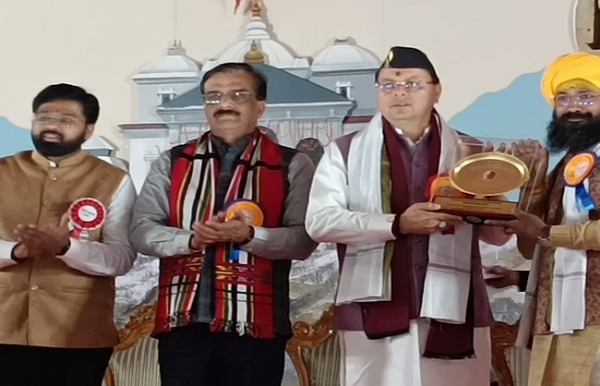 श्रीकृष्ण पाण्डेय काे पुरस्कार साैंपते मुख्यमंत्री पुष्कर सिंह धामी। श्रीकृष्ण पाण्डेय काे पुरस्कार साैंपते मुख्यमंत्री पुष्कर सिंह धामी।