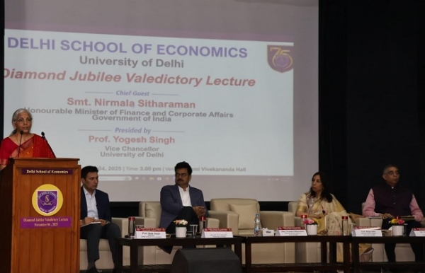 दिल्ली स्कूल ऑफ इकोनॉमिक्स में छात्रों को संबोधित करते हुए सीतारमण दिल्ली स्कूल ऑफ इकोनॉमिक्स में छात्रों को संबोधित करते हुए सीतारमण