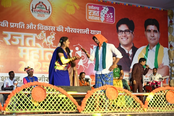 राज्योत्सव 2025 : लोकगायक सुनील सोनी की प्रस्तुति से गूंज उठा राज्योत्सव मंच राज्योत्सव 2025 : लोकगायक सुनील सोनी की प्रस्तुति से गूंज उठा राज्योत्सव मंच