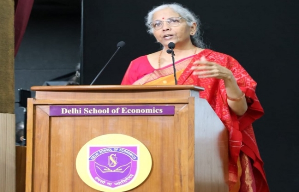 दिल्ली स्कूल ऑफ इकोनॉमिक्स में छात्रों को संबोधित करते हुए सीतारमण दिल्ली स्कूल ऑफ इकोनॉमिक्स में छात्रों को संबोधित करते हुए सीतारमण