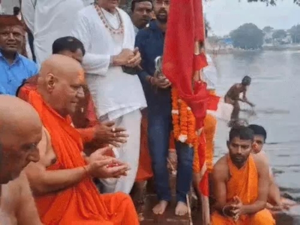 पुष्कर के सप्त ऋषि घाट पर वैदिक मंत्रोच्चार के बीच पूजा अर्चना की गई। पुष्कर के सप्त ऋषि घाट पर वैदिक मंत्रोच्चार के बीच पूजा अर्चना की गई।