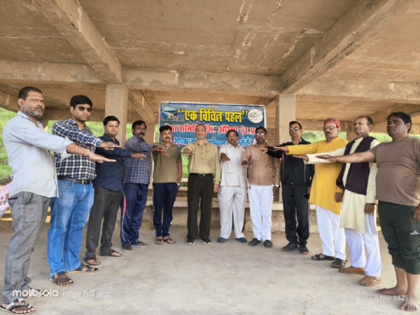 फोटो समिति के सफाई की शपथ लेते हुए फोटो समिति के सफाई की शपथ लेते हुए