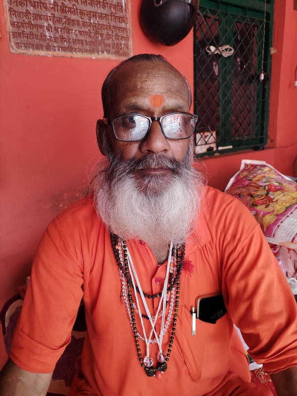 स्नान के बारे में जानकारी देते हुए मंदिर के महंत स्नान के बारे में जानकारी देते हुए मंदिर के महंत