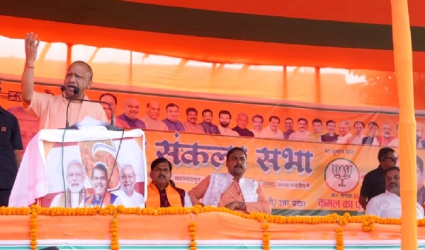 सीएम योगी गोपालगंज में चुनावी सभा को सम्बोधित करते हुए सीएम योगी गोपालगंज में चुनावी सभा को सम्बोधित करते हुए