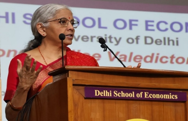 दिल्ली स्कूल ऑफ इकोनॉमिक्स में छात्रों को संबोधित करते हुए सीतारमण दिल्ली स्कूल ऑफ इकोनॉमिक्स में छात्रों को संबोधित करते हुए सीतारमण