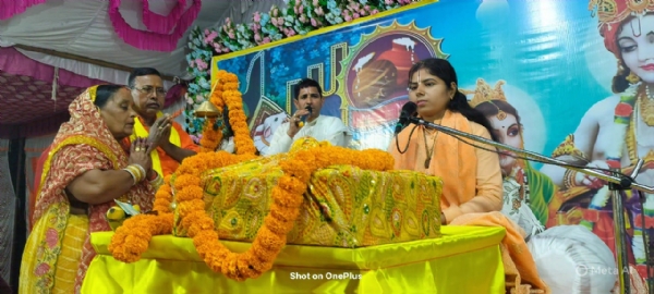 कथा करते हुए कथा वाचक सुश्री प्रज्ञा जी कथा करते हुए कथा वाचक सुश्री प्रज्ञा जी