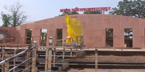 बलरामपुरम् : राज्योत्सवेऽपि तिरपालद्वारा आवृत्ता अटलस्य प्रतिमा