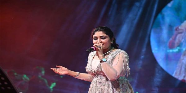 छत्तीसगढ़ रजत महोत्सवः - भूमेः स्वराणां नृत्यं  ऊषा बारले इत्यस्याः पंडवानीद्वारा आनन्दितं राज्योत्सवस्थलम्