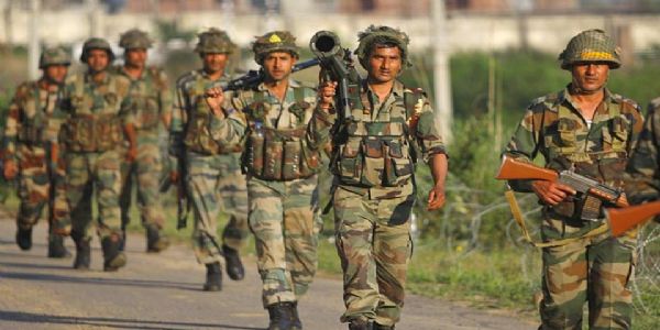 रक्षामन्त्रालयेन सैनिकानां तेषां च आश्रितानां कृते साहाय्यराशेः वृद्धिः कृता।