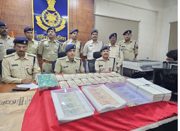 मंदसौर पुलिस ने दी नकली नोट बनानेवालों की जानकारी मंदसौर पुलिस ने दी नकली नोट बनानेवालों की जानकारी