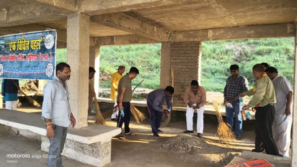 फोटो - यमुना किनारे साफ सफाई करते समिति के लोग फोटो - यमुना किनारे साफ सफाई करते समिति के लोग