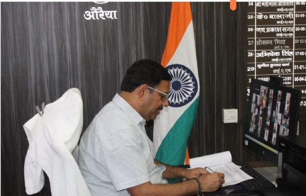 जूम मीटिंग करते हुए जिलाधिकारी