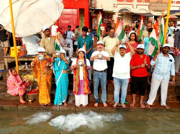 राष्ट्रीय नदी घोषित करने की वर्षगांठ पर मां गंगा का दुग्धाभिषेक