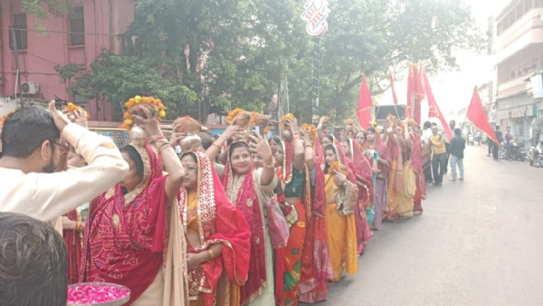 राणीसती दादी मंदिर से मंगल कलश व ध्वज प्रभात फेरी निकालती महिलाएं।