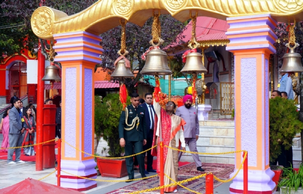माता नयना देवी के मंदिर में दर्शन के अवसर पर मंदिर प्रांगण में घंटा बजातीं राष्ट्रपति द्रौपदी मुर्मु। माता नयना देवी के मंदिर में दर्शन के अवसर पर मंदिर प्रांगण में घंटा बजातीं राष्ट्रपति द्रौपदी मुर्मु।