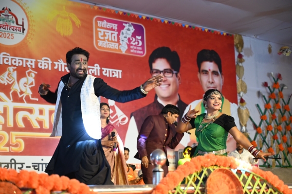 राज्योत्सव 2025 : लोकगायक  सुनील सोनी की प्रस्तुति से गूंज उठा राज्योत्सव मंच राज्योत्सव 2025 : लोकगायक  सुनील सोनी की प्रस्तुति से गूंज उठा राज्योत्सव मंच