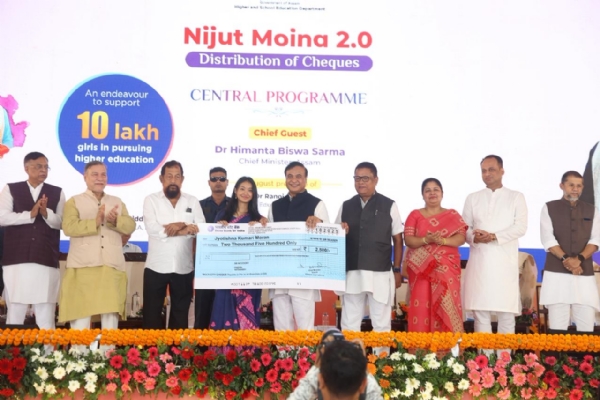 मुख्यमंत्री डॉ हिमंत बिस्व सरमा ‘नियुत मोइना 2.0’ योजना के तहत चेक वितरण शुरू करते हुए।