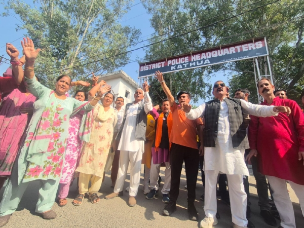 Hindu organizations continue protest against derogatory remarks on Lord Shri Ram, submit memorandum to SSP Kathua Hindu organizations continue protest against derogatory remarks on Lord Shri Ram, submit memorandum to SSP Kathua